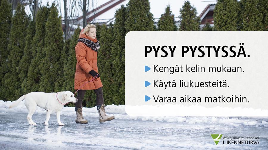 Nainen kävelee liukkaalla koiran kanssa. Tekstilaatikossa: Pysy pystyssä- kengät kelin mukaan - käytä liukuesteitä- varaa aikaa matkoihin