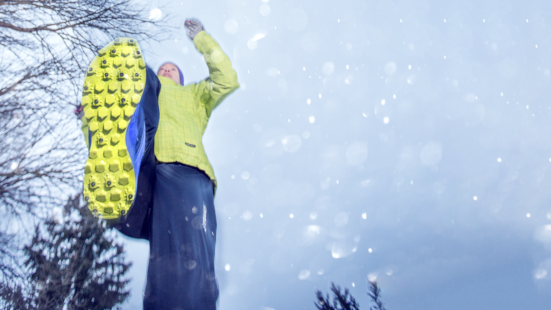 Nastalenkkareiden pohja talvisella maisemalla nainen lenkillä